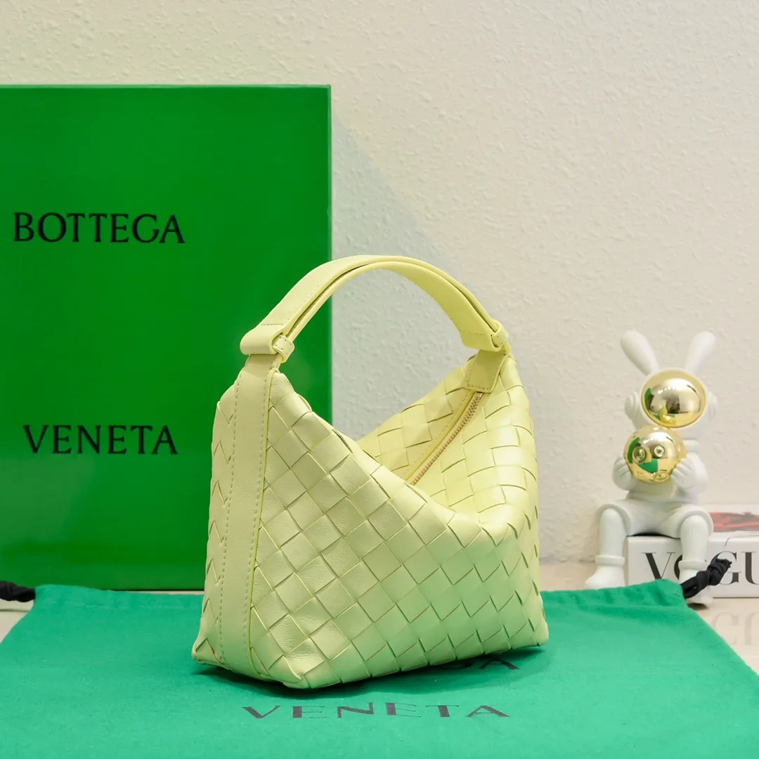 Batch 1360 #BvWallace Shoulder Lunch Bag 🔥 A lunch box bag that you can just grab and go. It is made of classic intrecciato weaving technology and reflects the craftsmanship of Bottega. The entire bag is made of top-grade happa lambskin. It is very soft and lightweight. The small bag shape is cute and exquisite. The interior capacity is also very large and can be carried under the arm. It is quite practical! The bottom of the bag is made of gold metal to prevent wear and tear. The details are really good! Choose this elegant commuting bag for Zaoba people~ Size: 22x13x9.5, model number; 7748#